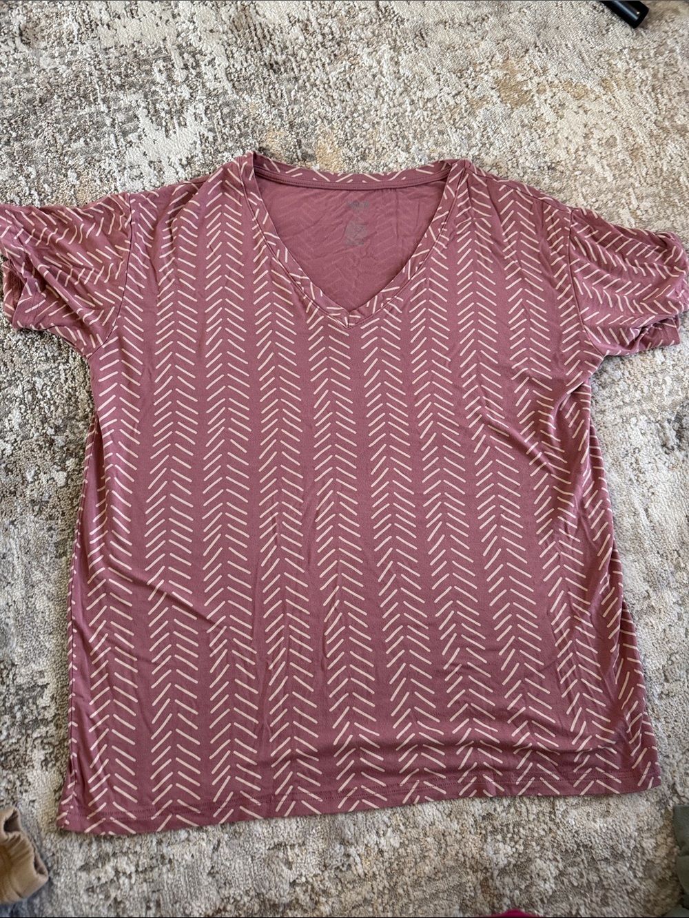 Kyte Babt V-Neck Short Sleeve Tee in Dusty Rose Arrow Print - Small
